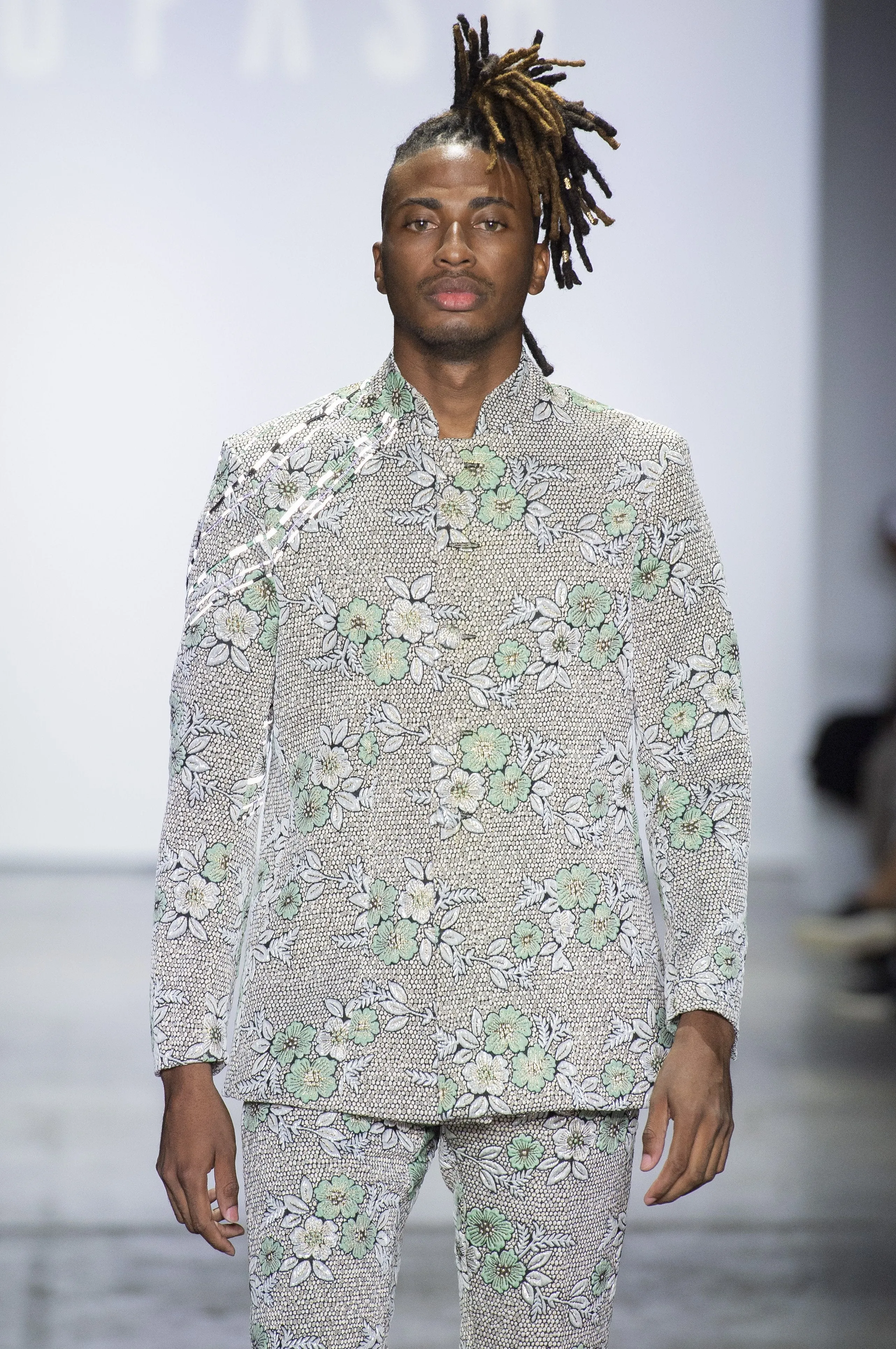 Yufash Floral Reflective Embroided Blazer