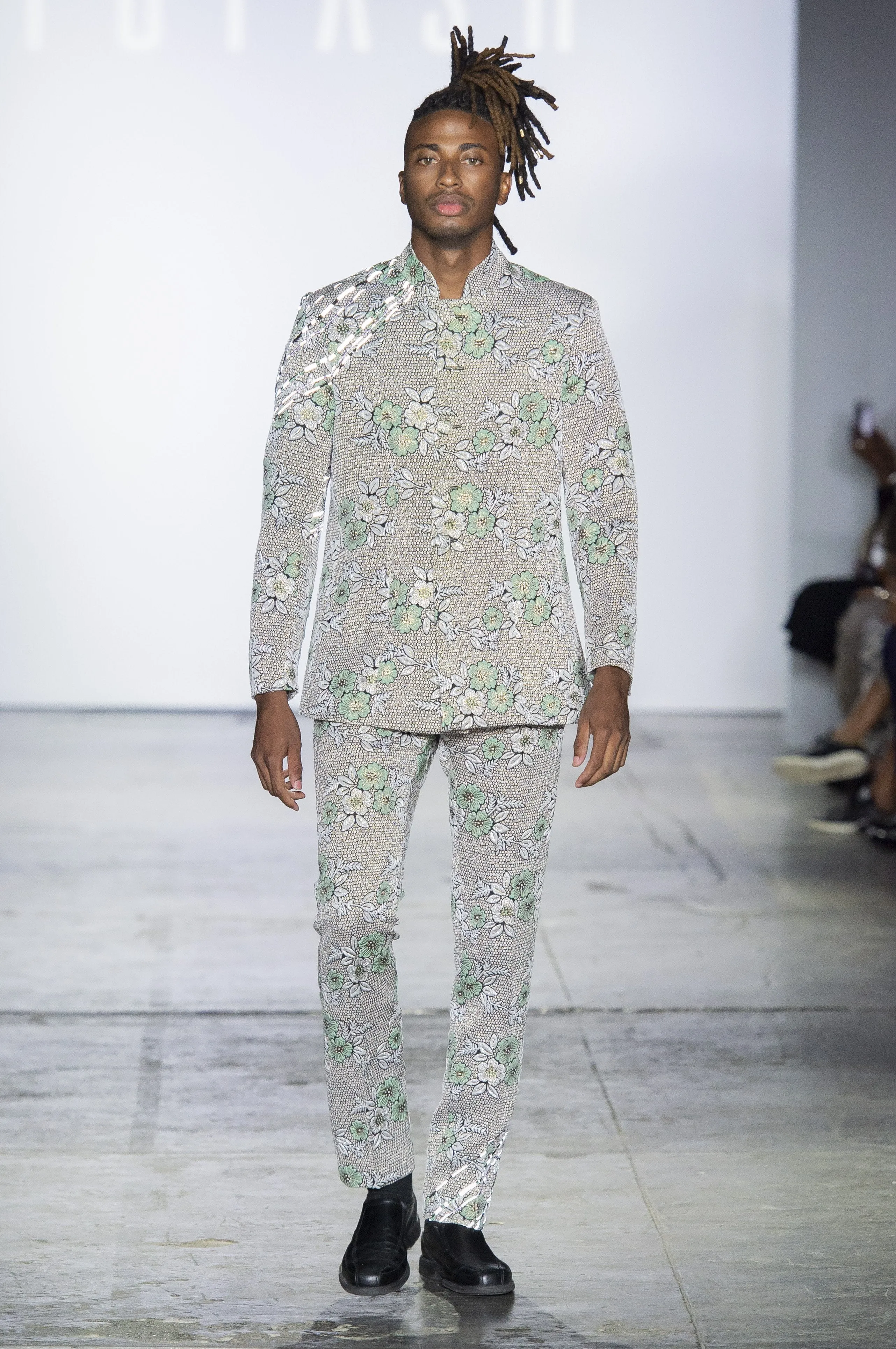 Yufash Floral Reflective Embroided Blazer